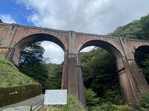 アプトの道のめがね橋と説明看板