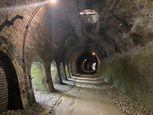 アプトの道の雰囲気のあるトンネル内部