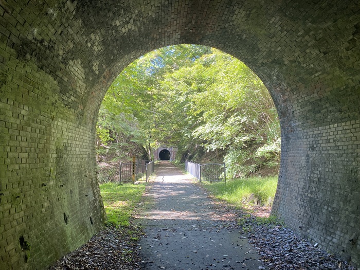 アプトの道のトンネル内部から外の緑を見る