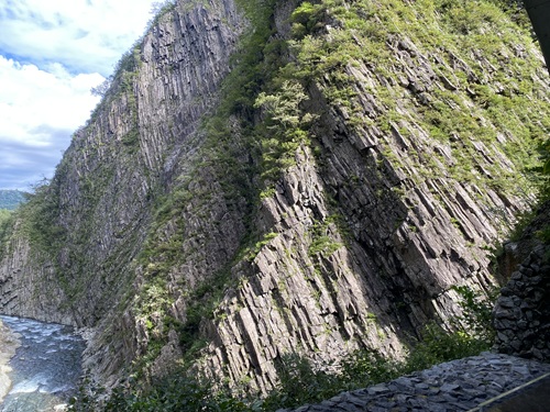 清津峡の立派な柱状節理