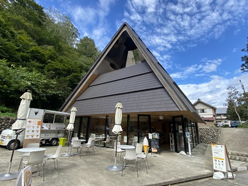 二階に足湯のある売店