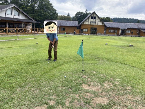 メナード青山リゾートでパターゴルフをする夫さん