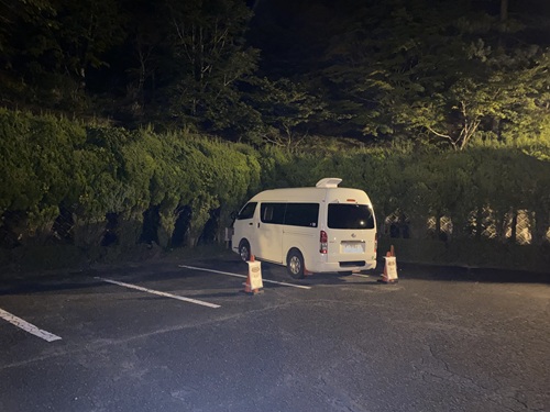 メナード青山リゾートの湯YOUパーク駐車場とハイエース