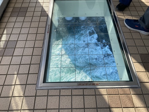 足元のガラスから見える海