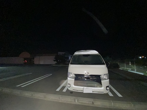 道の駅いたのの裏駐車場に止まるハイエース