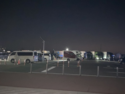 道の駅いたのの駐車場の大型車と普通車