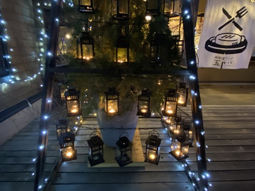 仏生山の森の夜のライトアップ風景