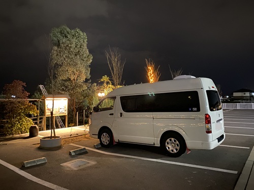 夜の仏生山の森の駐車場の様子