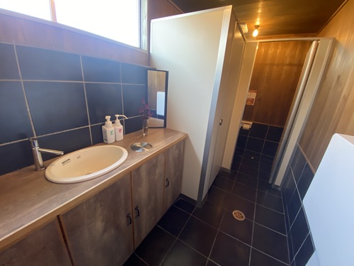 仏生山の森のトイレの洗面台