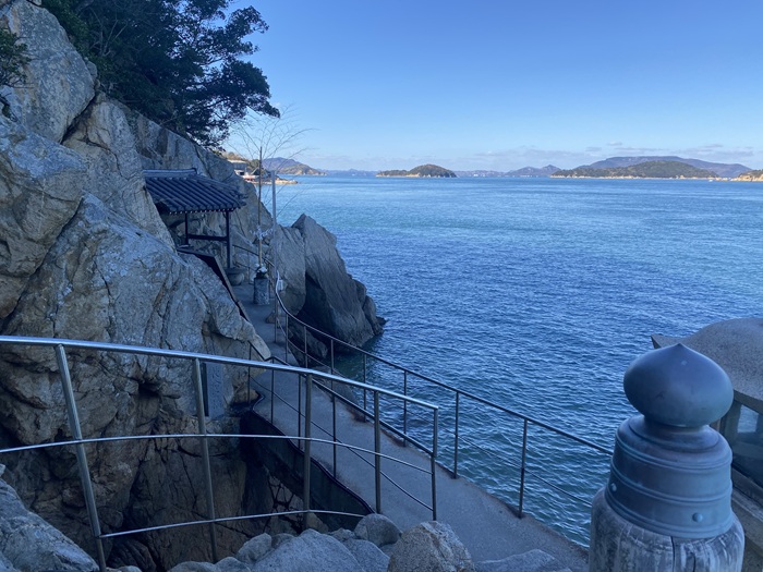 武居観音寺の海の上を歩く橋の道