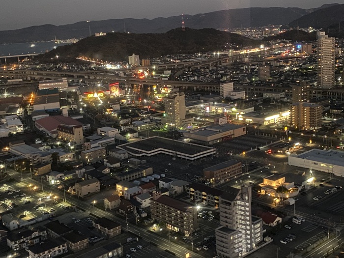 ソラキン４階から街に灯りがともり夜になっていく風景
