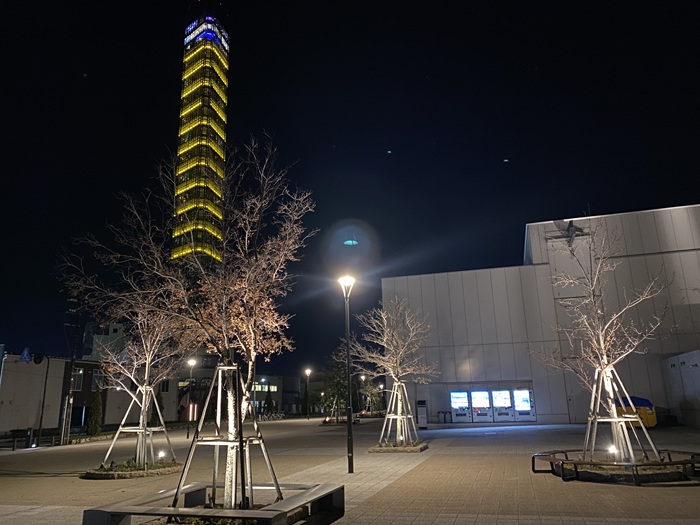 夜間ライトアップされたゴールドタワー