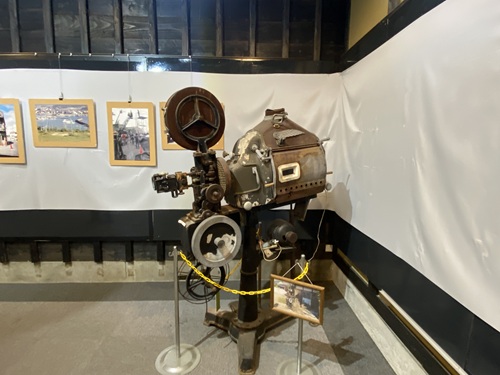  庵治・観光交流館の展示室のカメラ