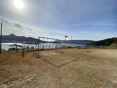 海が見える公園のブランコ