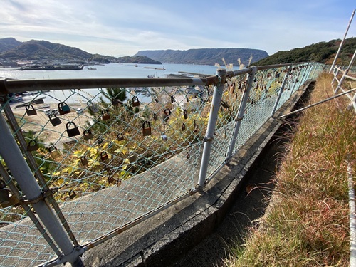 公園のフェンスの南京錠