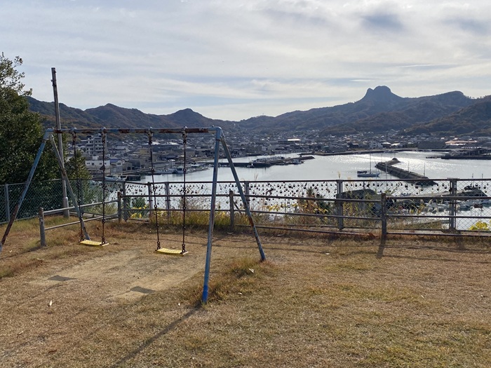 八栗山とブランコ