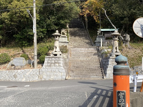 映画でアキが座っていた階段