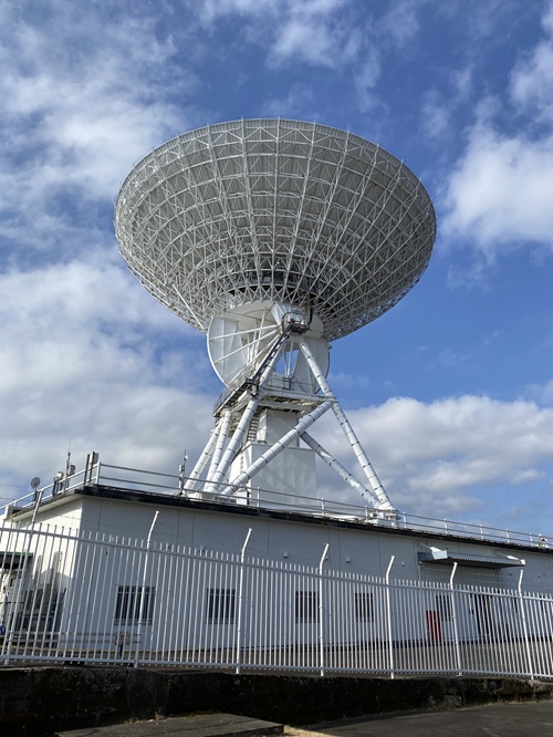 内之浦宇宙空間観測所の３４ｍパラボラアンテナ遠景