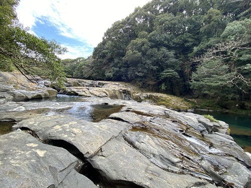 扇落としの滝の岩の上を流れる水