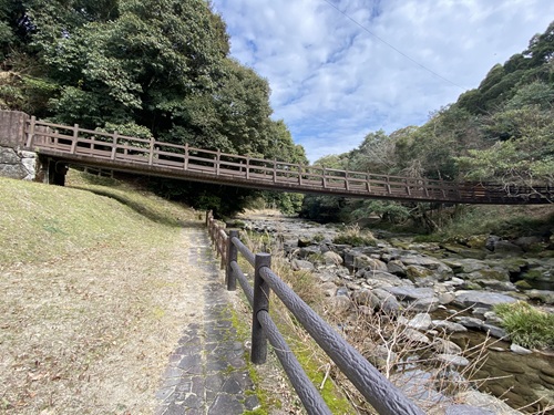 扇落としの滝に向かう遊歩道の途中の端