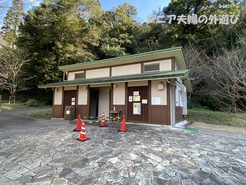 雄川の滝の入口のトイレ外観