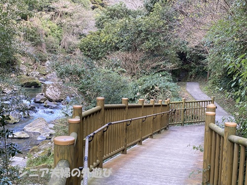 雄川の滝の遊歩道のスロープ