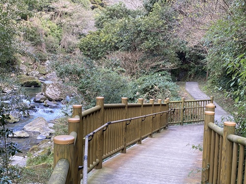 雄川の滝に向かう遊歩道