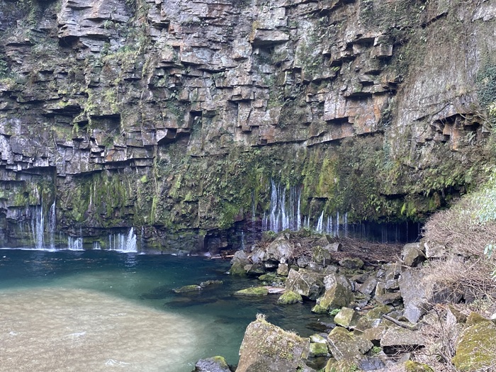 雄川の滝の横に染み出る水の流れ