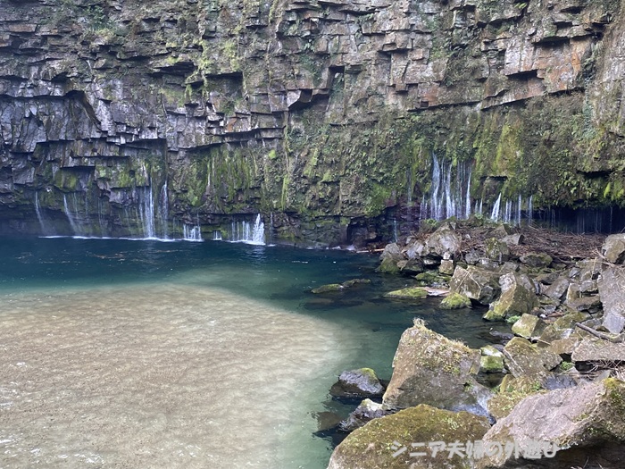 雄川の滝の横の小さな流れ