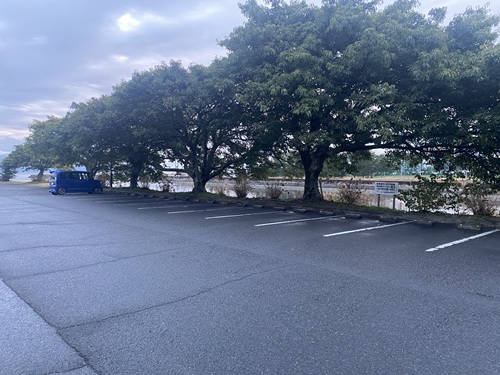 道の駅喜入の建物側の川沿いの駐車場