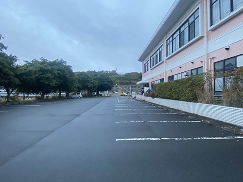 道の駅喜入側の建物横の駐車場