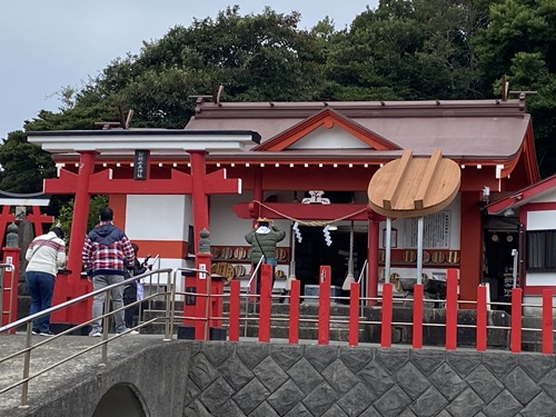 釜蓋神社で釜蓋を乗せて歩く人たち