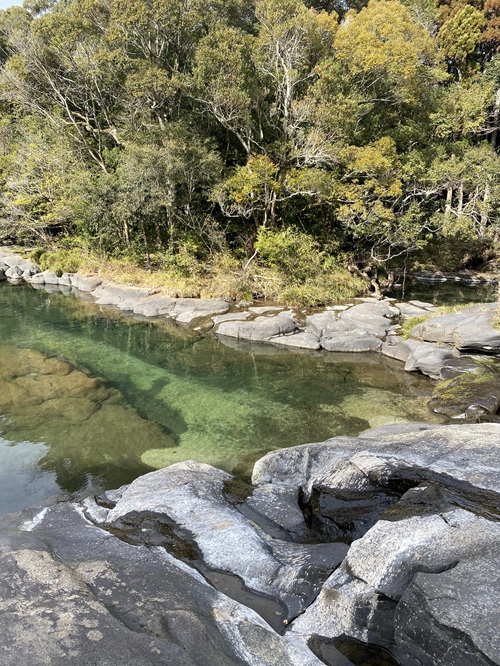 雄川の流れの溜り場のきれいな緑色の水