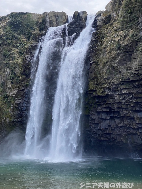 勢いよく流れる雄川の滝