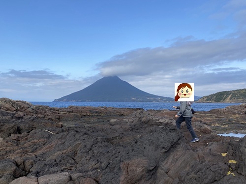 長崎鼻の海岸を歩くさっとんと開聞岳