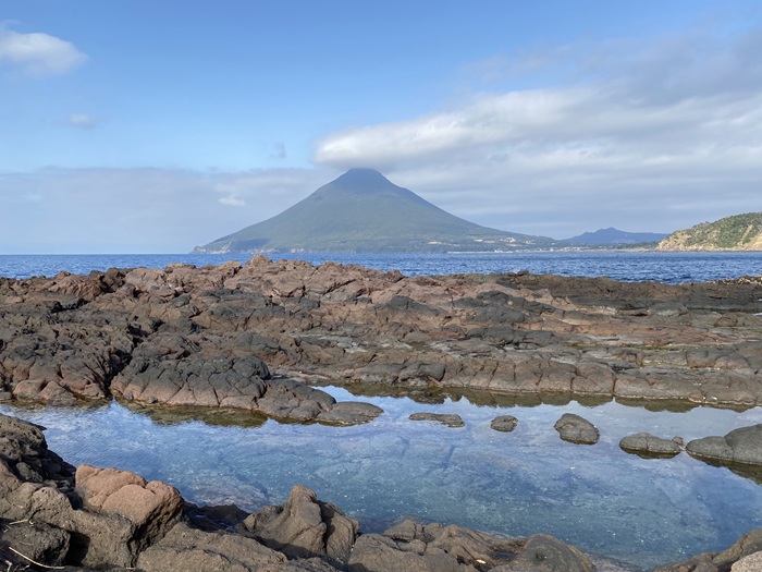 長崎鼻の海岸より開聞岳をのぞむ