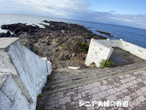 灯台から岩場に向かう階段