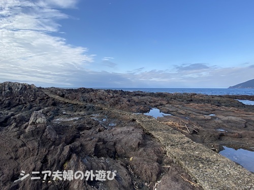長崎鼻の灯台から続く道