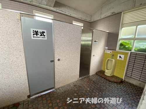長崎鼻公衆トイレの内部