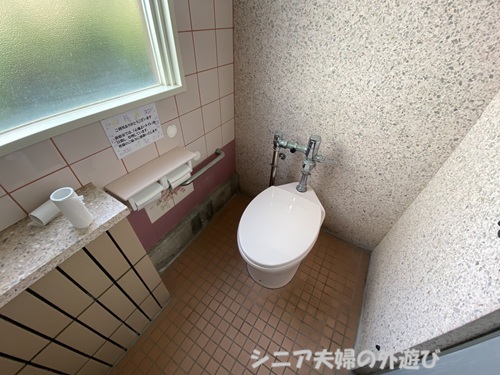 長崎鼻公衆トイレの個室