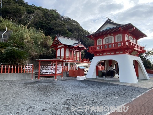 美しい朱塗りの竜宮神社