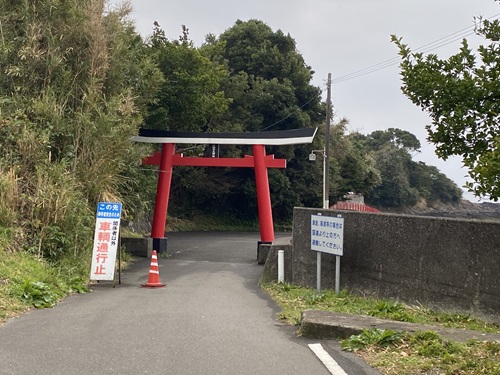 神社に向かう道の鳥居