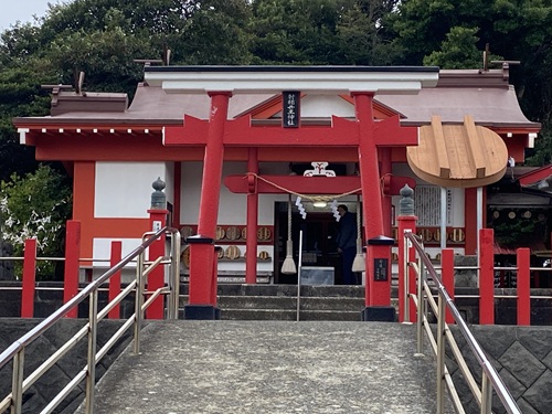 釜蓋神社と鳥居横に釜蓋