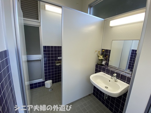 龍門司坂付近の駐車場にあるトイレ内部