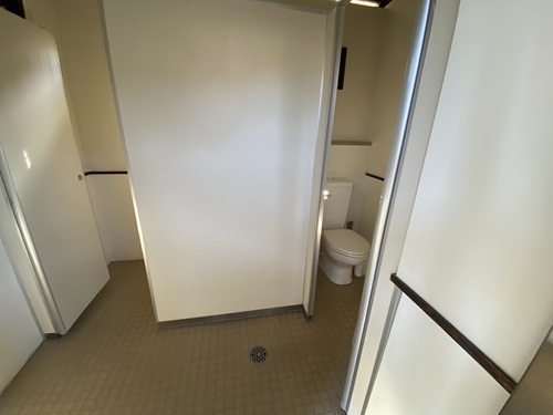 金山橋の駐車場の公衆トイレ内部