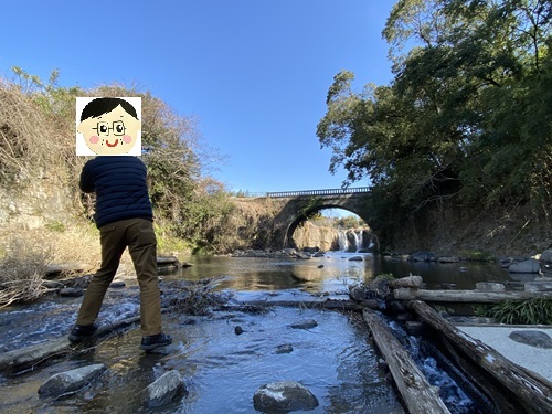 網掛川の渡石から板井手の滝と金山橋を撮影する夫さん