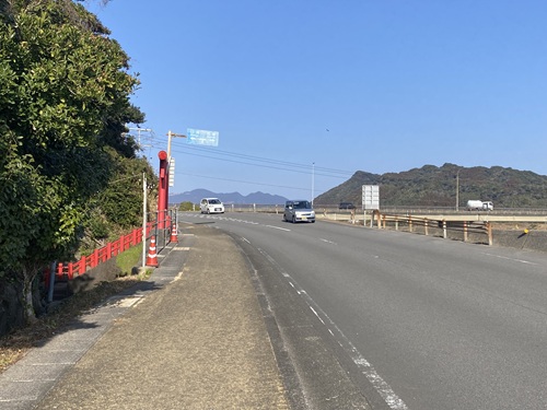 車道に面している祇園神社の赤い鳥居