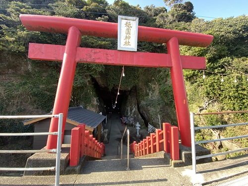 祇園神社の赤い鳥居と階段