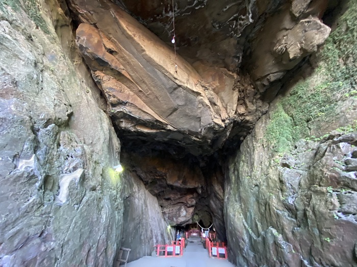 岩に囲まれた祇園神社本殿への道
