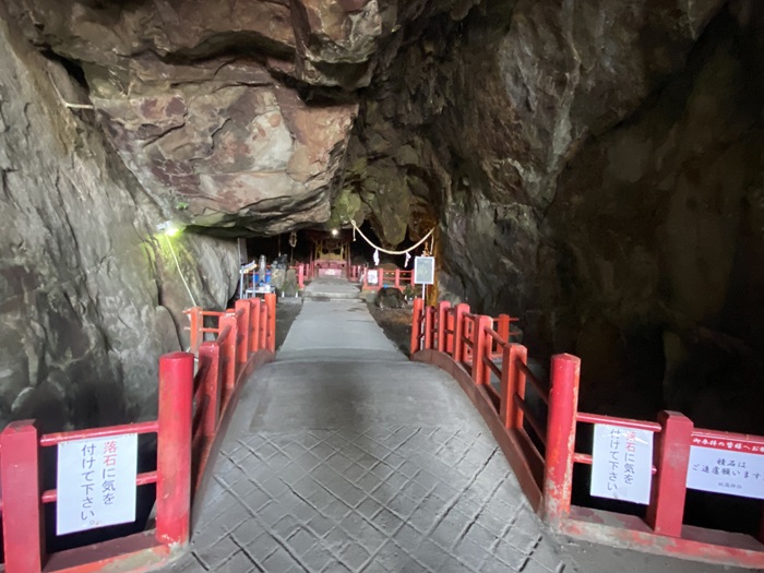 祇園神社の赤い欄干の道